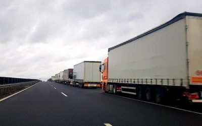 Transportatorii cer Guvernului reducerea accizelor la carburanți pentru a evita o criză economică majoră, pe fondul creșterii prețurilor la nivel internațional