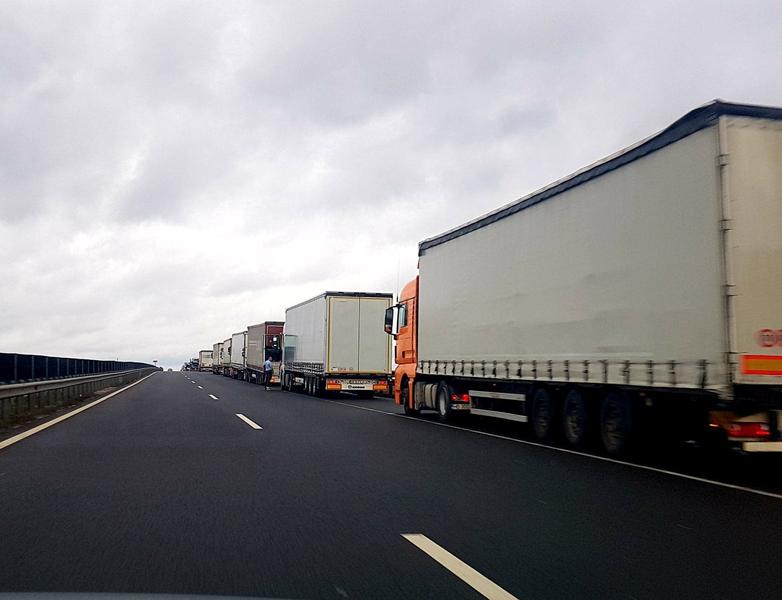 Transportatorii cer Guvernului reducerea accizelor la carburanți pentru a evita o criză economică majoră, pe fondul creșterii prețurilor la nivel internațional