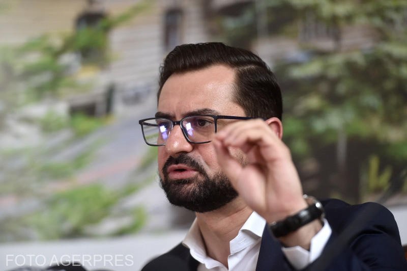 Adrian Chesnoiu, fostul ministru al Agriculturii, a fost condamnat la închisoare Fostul ministru al Agriculturii, Adrian Chesnoiu, a fost condamnat miercuri de Înalta Curte de Casație și Justiție la patru ani de închisoare cu executare