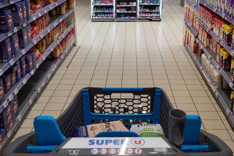 Guvernul prelungește plafonarea adaosului comercial la alimentele de bază Coaliția de guvernare a decis prelungirea măsurii de plafonare a adaosului comercial pentru alimentele de bază cu încă trei luni, până la 30 iunie 2026