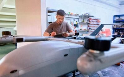 O companie românească dezvoltă un sistem anti-dronă testat pe frontul din Ucraina Compania românească Qognifly, cu sediul în București, a dezvoltat și testat pe frontul din Ucraina un sistem integrat de apărare împotriva dronelor, numit Drone Wall