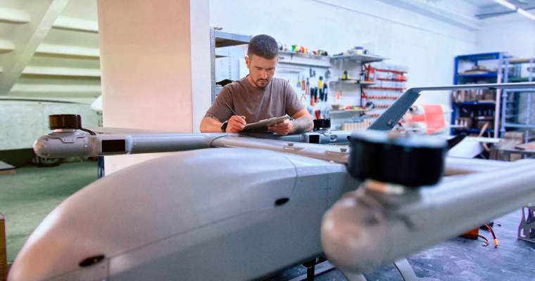 O companie românească dezvoltă un sistem anti-dronă testat pe frontul din Ucraina Compania românească Qognifly, cu sediul în București, a dezvoltat și testat pe frontul din Ucraina un sistem integrat de apărare împotriva dronelor, numit Drone Wall