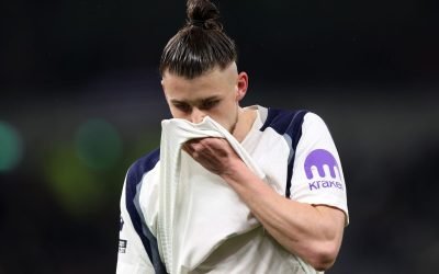 Drăgușin, absent de la meciul crucial pentru Tottenham din cauza unei lovituri la cap Fundașul român Radu Drăgușin nu va juca în această seară pentru Tottenham împotriva lui Crystal Palace, din cauza unei accidentări suferite la cap