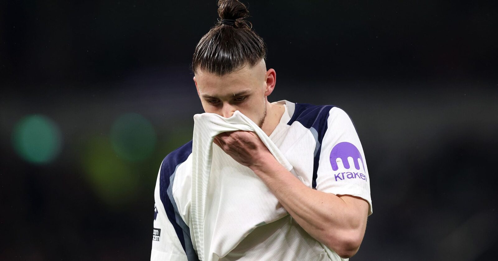 Drăgușin, absent de la meciul crucial pentru Tottenham din cauza unei lovituri la cap Fundașul român Radu Drăgușin nu va juca în această seară pentru Tottenham împotriva lui Crystal Palace, din cauza unei accidentări suferite la cap