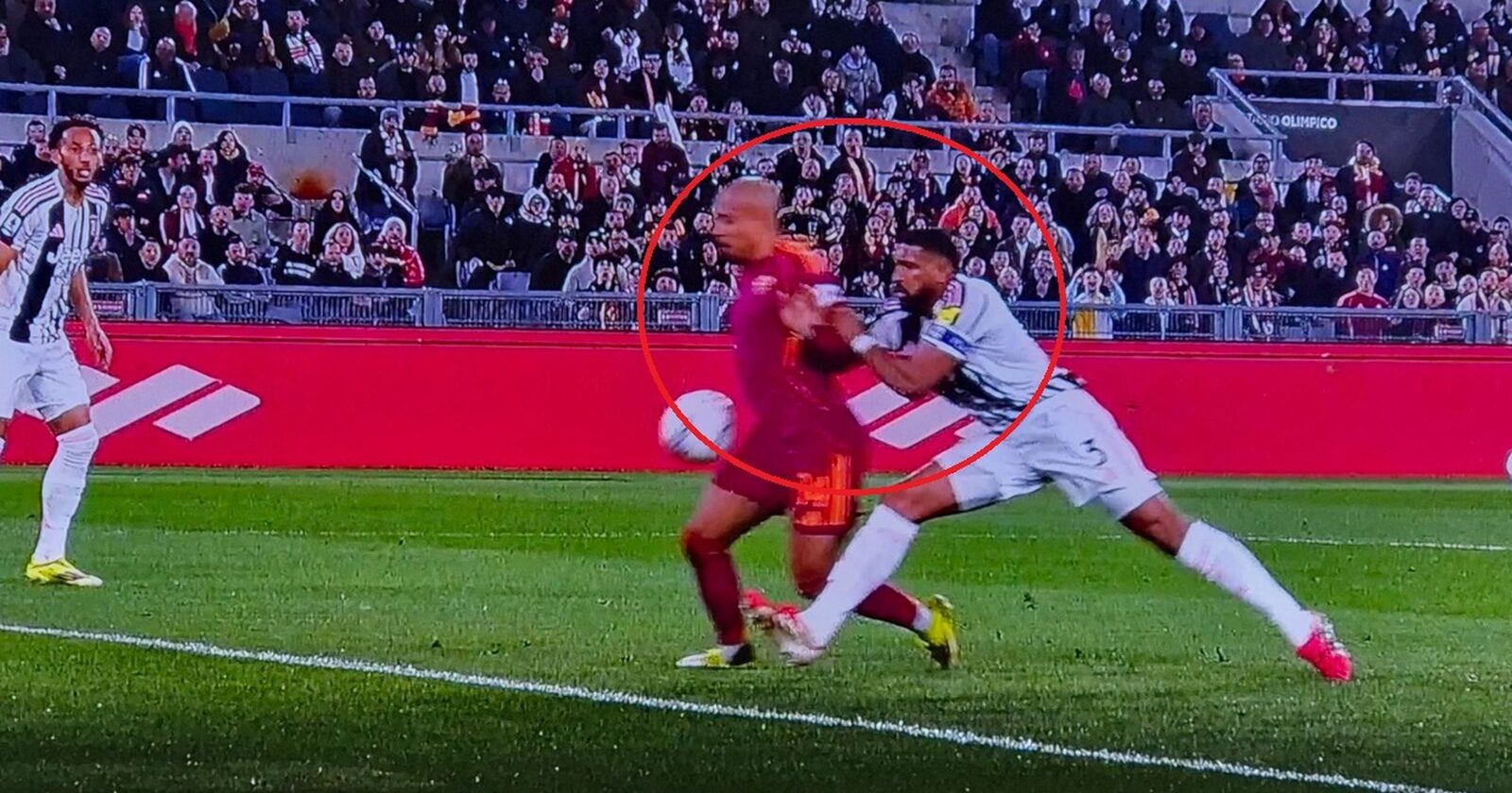 Arbitraj controversat în meciul Roma – Juventus: Analiza deciziilor lui Sozza Roma și Juventus au oferit un spectacol intens pe terenul Stadio Olimpico, însă nu doar jocul propriu-zis a stârnit discuții