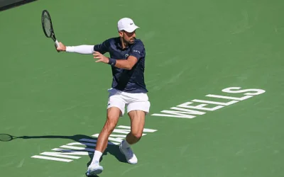 Djokovic se califică la Indian Wells după un meci dramatic, Alcaraz intră în scenă Seria de meciuri de sâmbătă seara de la BNP Paribas Open a adus surprize și dueluri intense, cu Novak Djokovic reușind să se califice, în timp ce Carlos Alcaraz intră în competiție