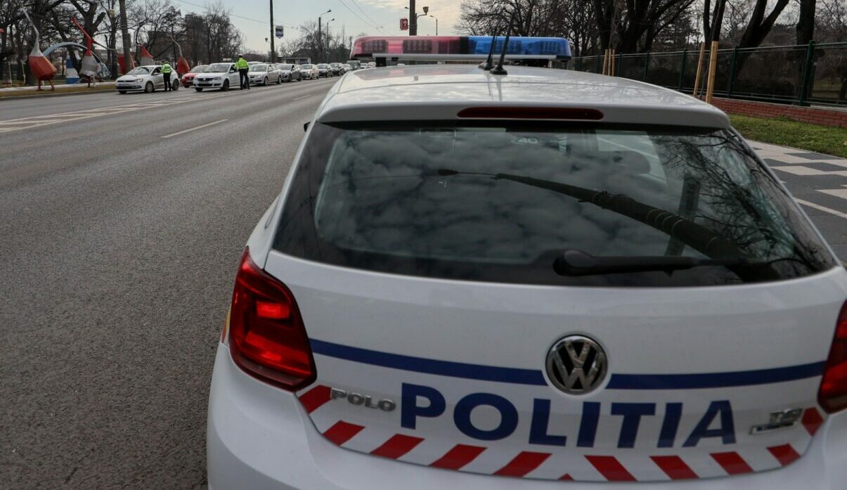 Surpare pe Bulevardul Basarabia: Restricții de trafic și intervenții în curs O porțiune din carosabilul Bulevardului Basarabia s-a surpat luni dimineața, în apropierea intersecției cu Șoseaua Mihai Bravu, în zona refugiului de tramvai de la numărul 11