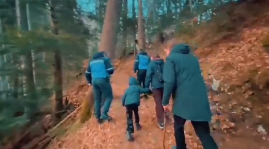 Turiști letoni, întâlnire neașteptată cu un urs în Sinaia Jandarmii montani din Sinaia au intervenit joi după-amiază pentru a gestiona o situație delicată pe Poteca Regală