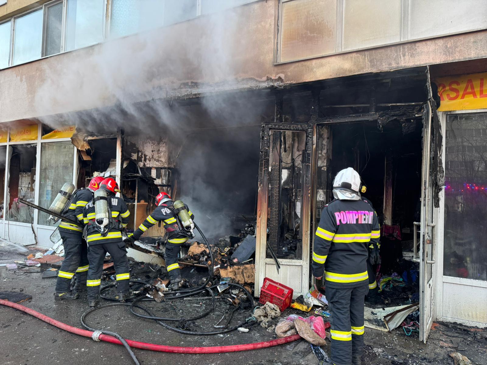 Incendiu puternic la un magazin din București; locatarii, în pericol Un incendiu a izbucnit într-un magazin mixt situat la parterul unui bloc din București, afectând o suprafață de până la 100 de metri pătrați