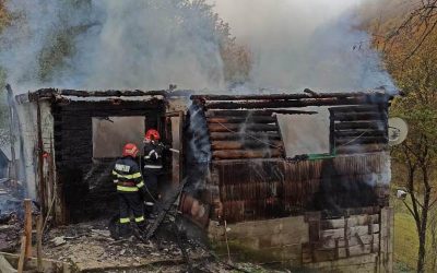 Incendiu devastator într-o comună din Vaslui: un bărbat a murit, soția a suferit un atac de panică Un incendiu puternic izbucnit luni într-o locuință din satul Găvanu, comuna Bogdana, județul Vaslui, a dus la decesul unui bărbat