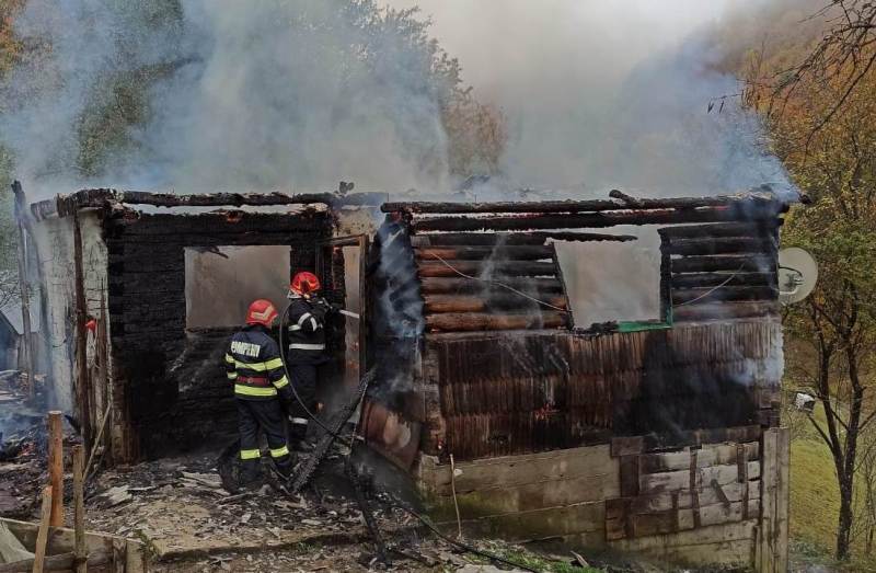 Incendiu devastator într-o comună din Vaslui: un bărbat a murit, soția a suferit un atac de panică Un incendiu puternic izbucnit luni într-o locuință din satul Găvanu, comuna Bogdana, județul Vaslui, a dus la decesul unui bărbat