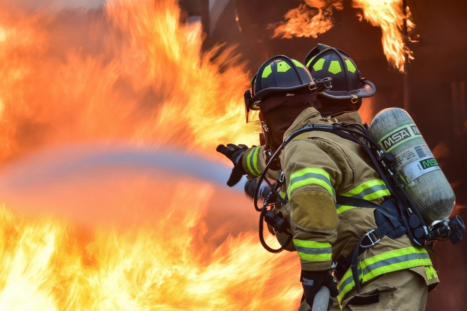 Un incendiu devastator într-o clădire rezidențială din nordul Spaniei a curmat viața a cel puțin trei persoane și a rănit alte patru, inclusiv doi copii