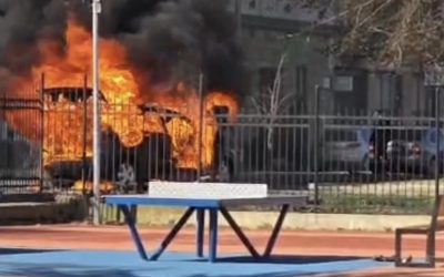 Incendiu la un autoturism în Arad: Pompierii intervin pentru stingere Un autoturism a fost cuprins de flăcări vineri pe Bulevardul General Dragalina din municipiul Arad