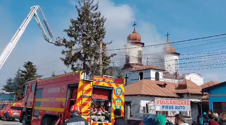 Incendiu la o biserică din Puchenii Mari, Prahova, pe DN1 (video)