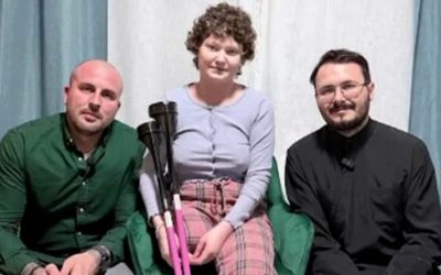 Luptă pierdută pentru Andreea Anița: Tânăra din Fălticeni a murit după o luptă de 11 ani cu cancerul Andreea Anița, tânăra din Fălticeni pentru care s-au mobilizat mii de oameni pentru a strânge fonduri pentru tratament în Statele Unite, a pierdut lupta cu cancerul