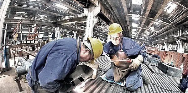 Piața muncii din România rămâne relaxată, dar industria prelucrătoare dă semne de slăbire România se confruntă cu o piață a muncii detensionată, unde angajatorii au posibilitatea de a recruta personal nu doar din statele vestice, ci și din țări precum Polonia sau Bulgaria