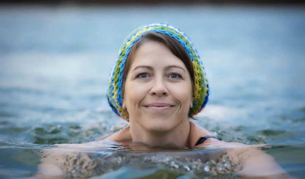 Apa rece: De la trend pe rețelele sociale la beneficii reale pentru organism Imersiunea în apă rece a cucerit lumea, de la sportivi de performanță la persoane interesate de metode naturale pentru creșterea energiei și a rezistenței