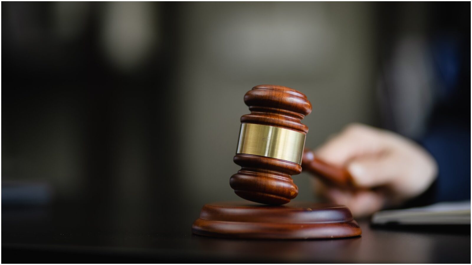 Victorie pentru Arian Mirzarafie-Ahi: Statul român obligat să recunoască identitatea de gen Statul român este obligat să recunoască drepturile persoanelor transgender de a-și echivala actele de identitate