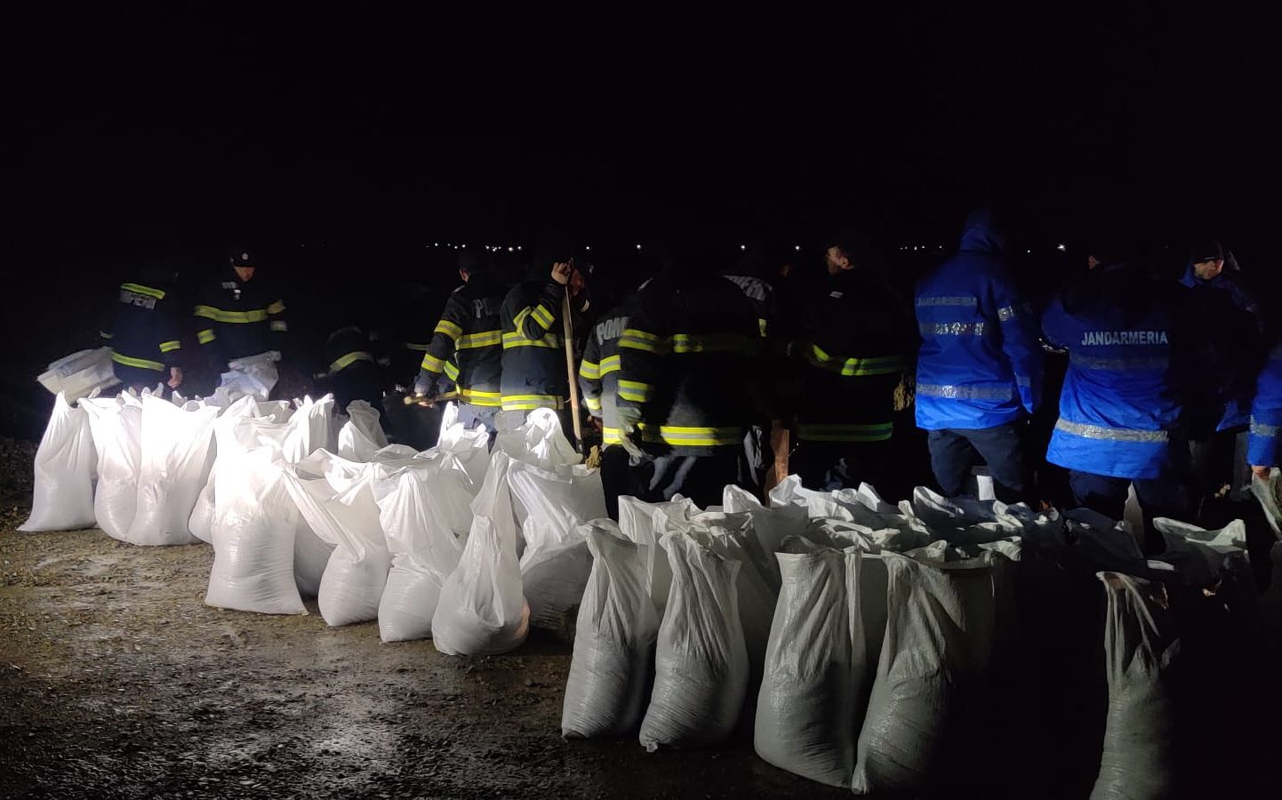 Inundații în Vrancea: O persoană salvată, zeci de oameni evacuați și râul Putna sub atenție O persoană a fost salvată de pompieri în județul Vrancea, după ce a rămas izolată din cauza creșterii rapide a debitului râului Putna