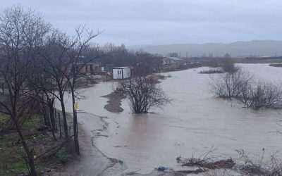 Avertismente de inundații: Cod galben și portocaliu pentru mai multe județe Hidrologii au emis avertizări de inundații pentru mai multe râuri din România, ca urmare a precipitațiilor prognozate, a cedării apei din zăpadă și a propagării acesteia