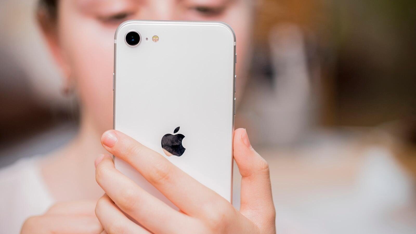 Apple facilitează protecția datelor personale cu „Hide My Email” Funcția „Hide My Email” din iCloud+ oferă utilizatorilor de iPhone o modalitate simplă de a-și proteja adresele de e-mail reale de spam și potențiale atacuri de tip phishing