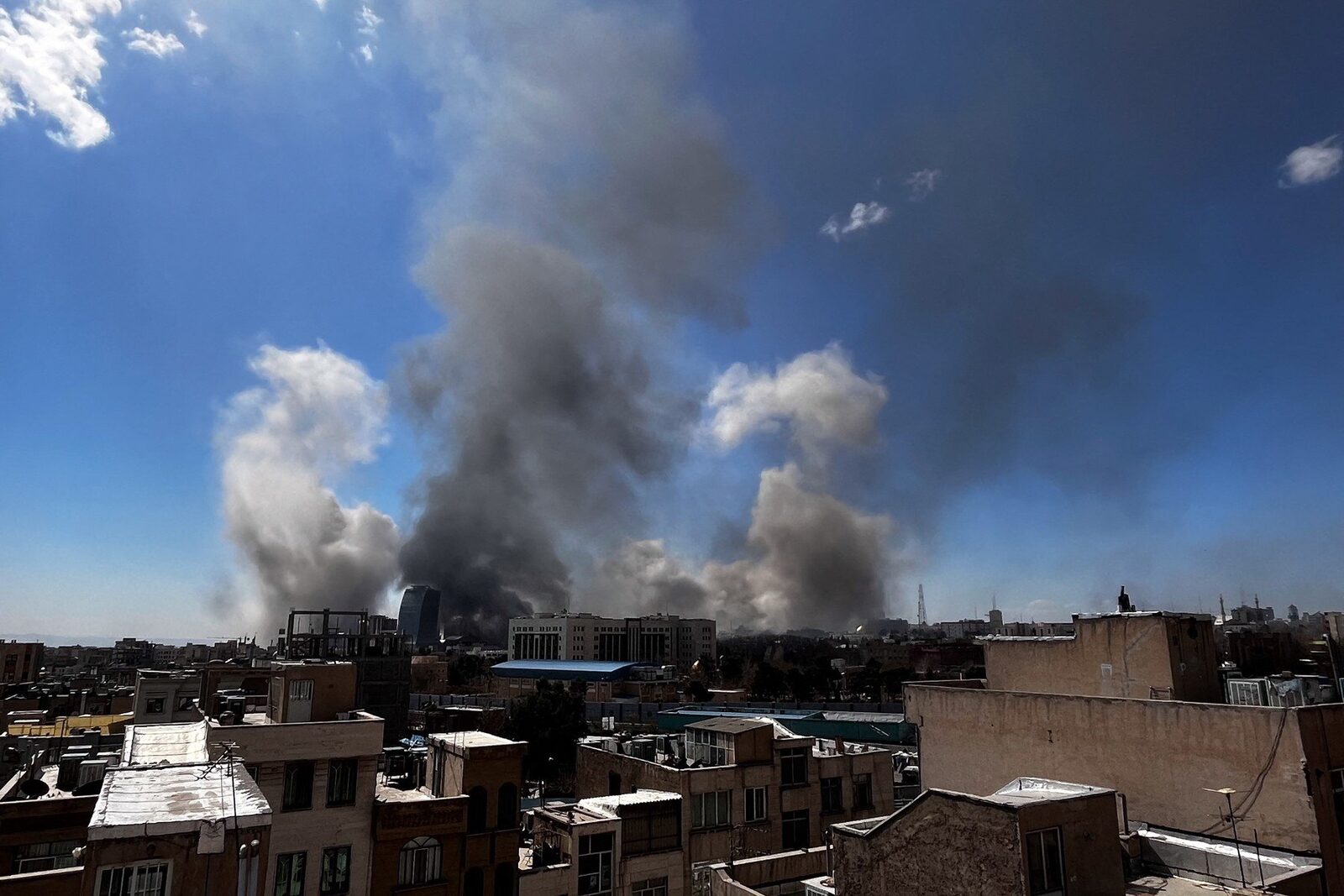 Reacții mixte în SUA după loviturile militare din Iran; Trump, criticat Un sondaj recent arată că mai puțin de o treime dintre americani aprobă loviturile militare ale SUA care au dus la moartea unui lider iranian