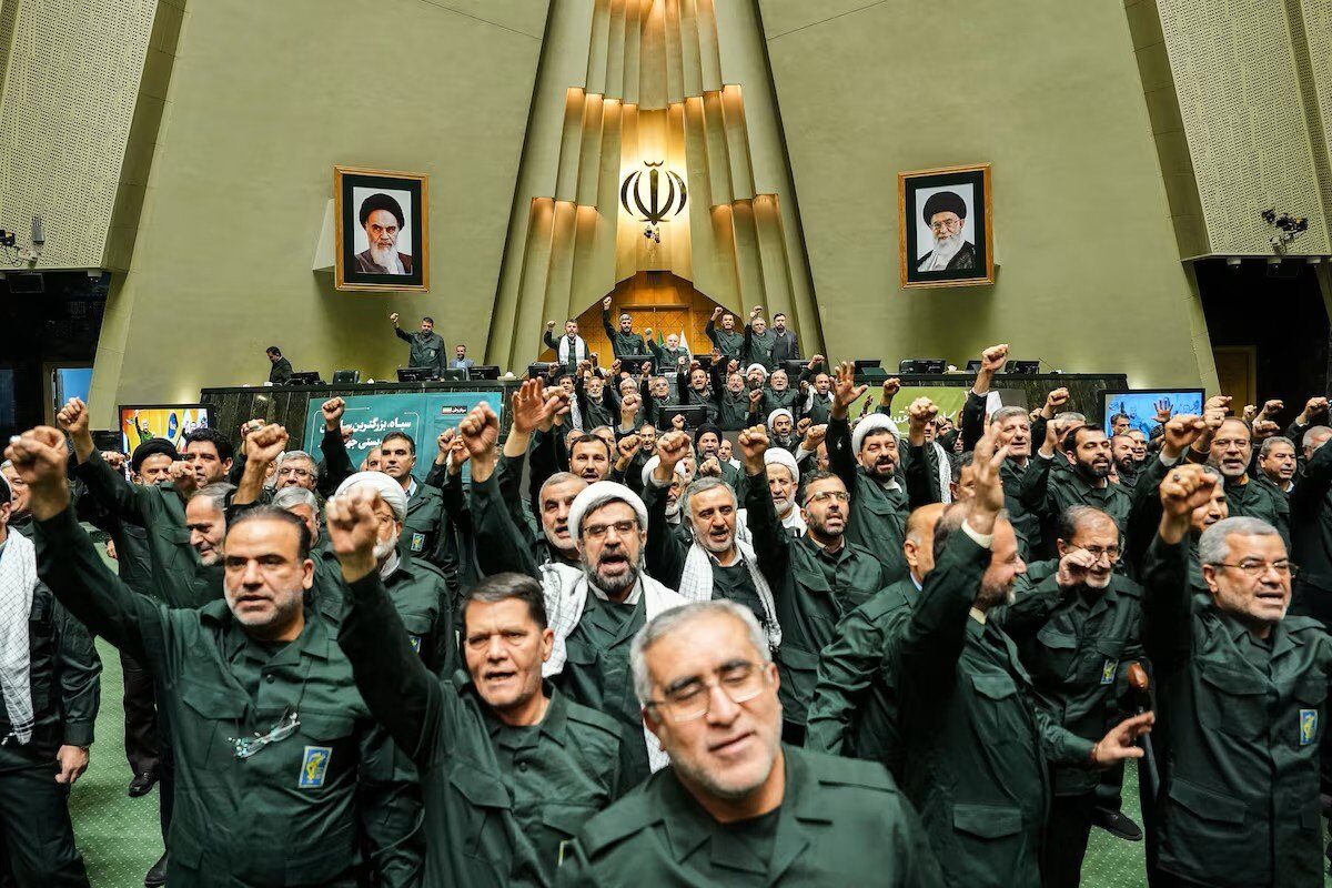 Iranul, în război total: Teheranul lansează atacuri coordonate menite să destabilizeze Orientul Mijlociu Un plan strategic elaborat de liderul suprem al Iranului, ayatollahul Ali Khamenei, și de comandanții de vârf ai țării, urmărește să destabilizeze Orientul Mijlociu