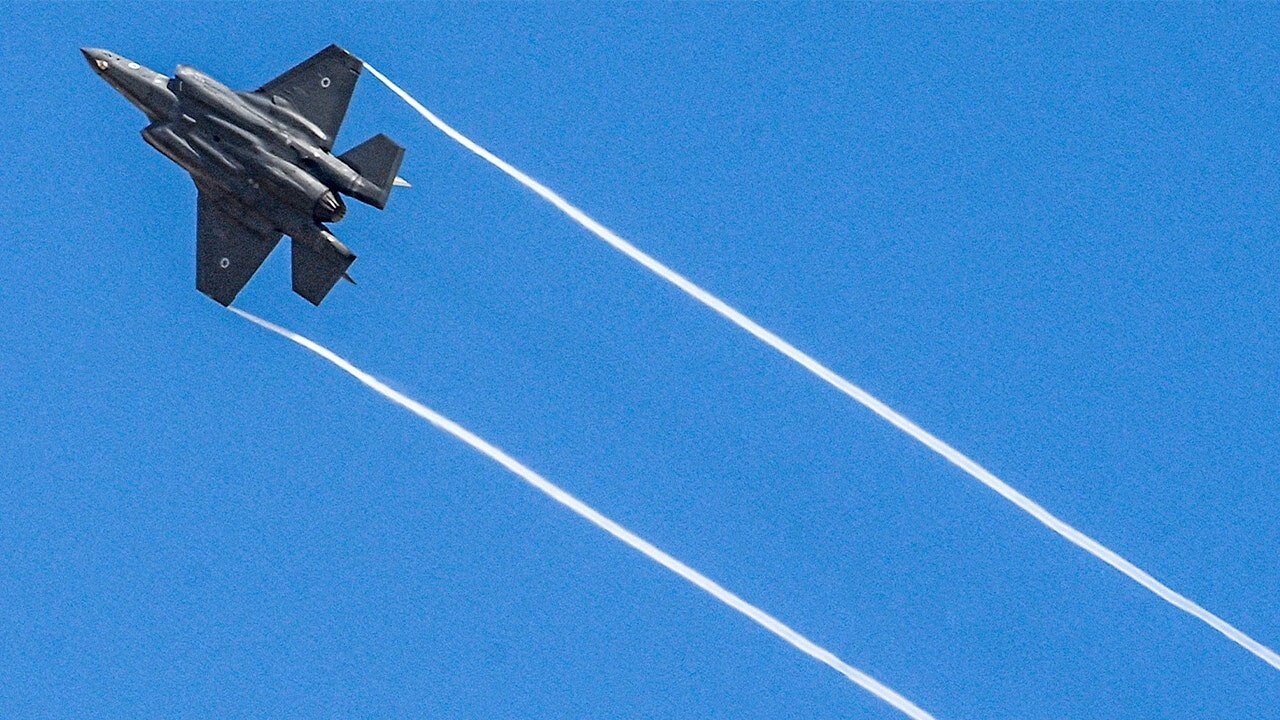 F-35I israelian doboară un avion de antrenament iranian: O premieră în istoria aviației Un avion de vânătoare F-35I „Adir” al Israelului a doborât un avion de antrenament iranian Yak-130, marcând o premieră istorică: pentru prima dată, un astfel de avion avansat doboară un avion de luptă manevrat de un pilot