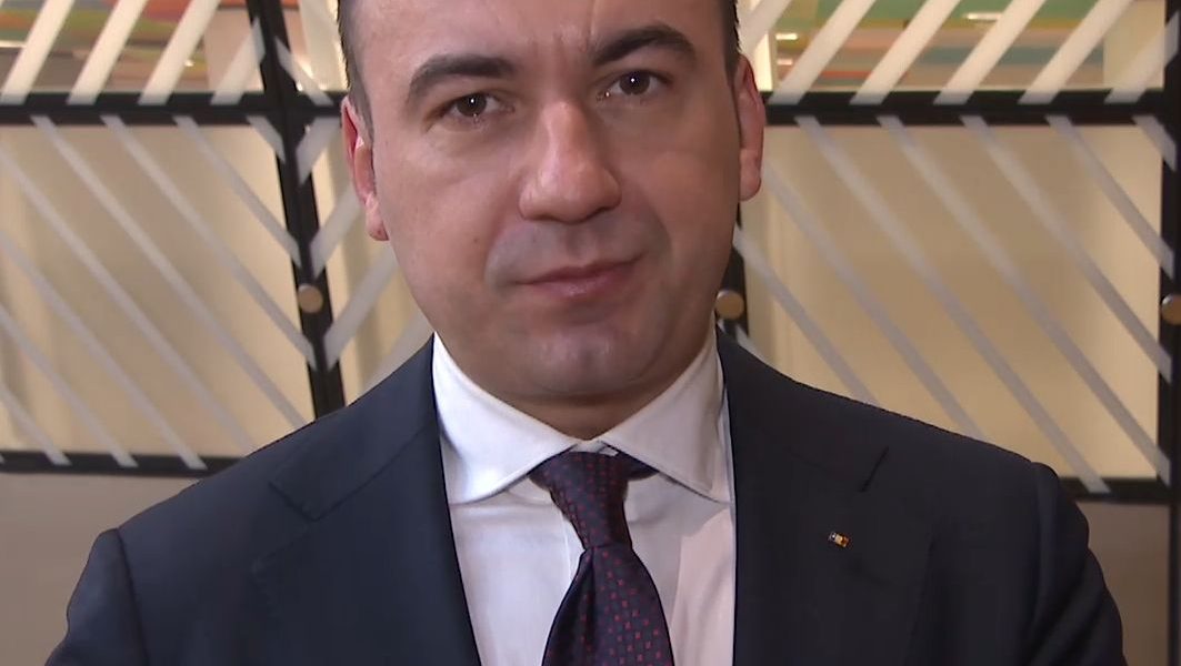 Măsuri de urgență pentru piața petrolieră: Ministrul Energiei propune plafonarea prețurilor și subvenții Ministrul Energiei, Bogdan Ivan, a înaintat premierului Ilie Bolojan și liderilor coaliției de guvernare un set de propuneri menite să atenueze efectele negative ale conflictului din Orientul Mijlociu asupra pieței petroliere din România