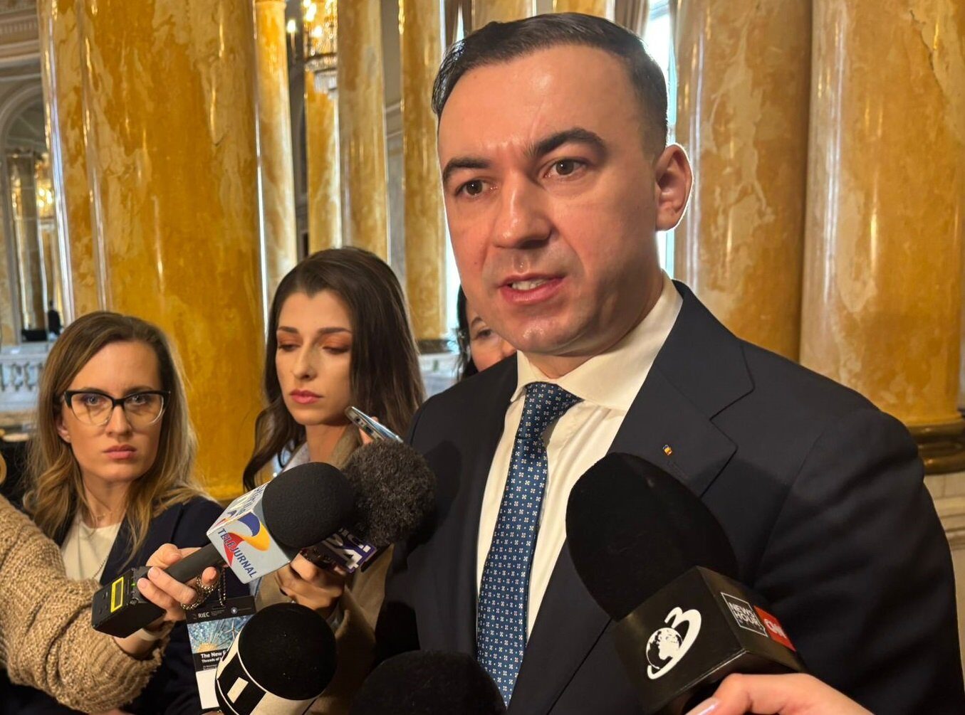 Guvernul ia în calcul reducerea accizei la carburanți, pe fondul scumpirilor Guvernul analizează mai multe scenarii pentru a contracara efectele creșterii prețurilor la carburanți, inclusiv posibilitatea reducerii accizei la benzină și motorină, deși o astfel de măsură a fost anterior respinsă