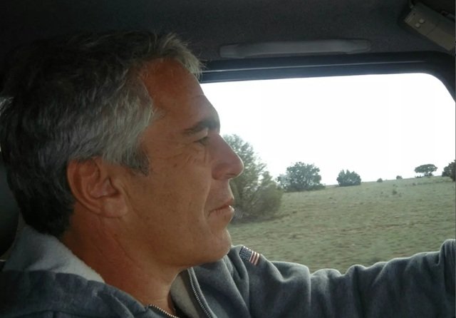 Victimele lui Epstein dau în judecată guvernul american și Google, după o breșă de securitate la nivel înalt Victimele lui Jeffrey Epstein, finanțistul acuzat de trafic de minore, au deschis o acțiune în instanță împotriva guvernului Statelor Unite și a companiei Google