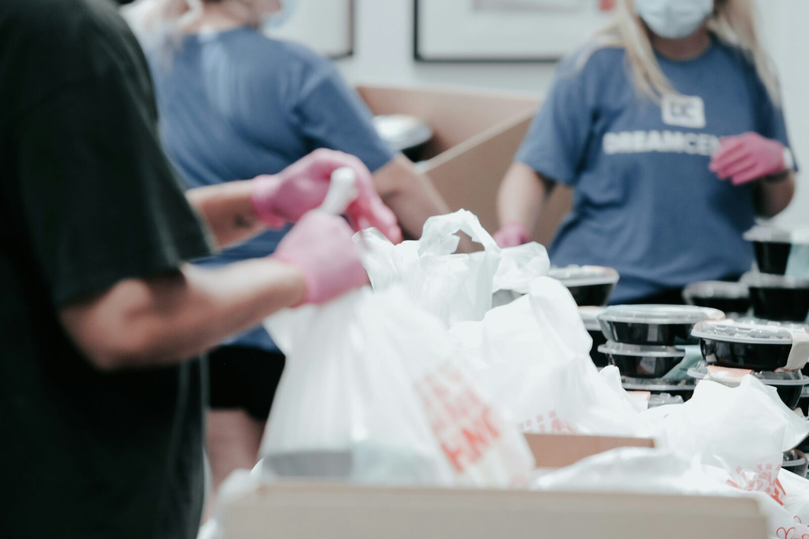 Sectorul 2 va înființa o bancă locală de alimente pentru persoanele vulnerabile Consiliul Local Sector 2 a aprobat inițierea demersurilor pentru înființarea unei Bănci Locale de Alimente, un serviciu social integrat cu bucătărie și cantină socială