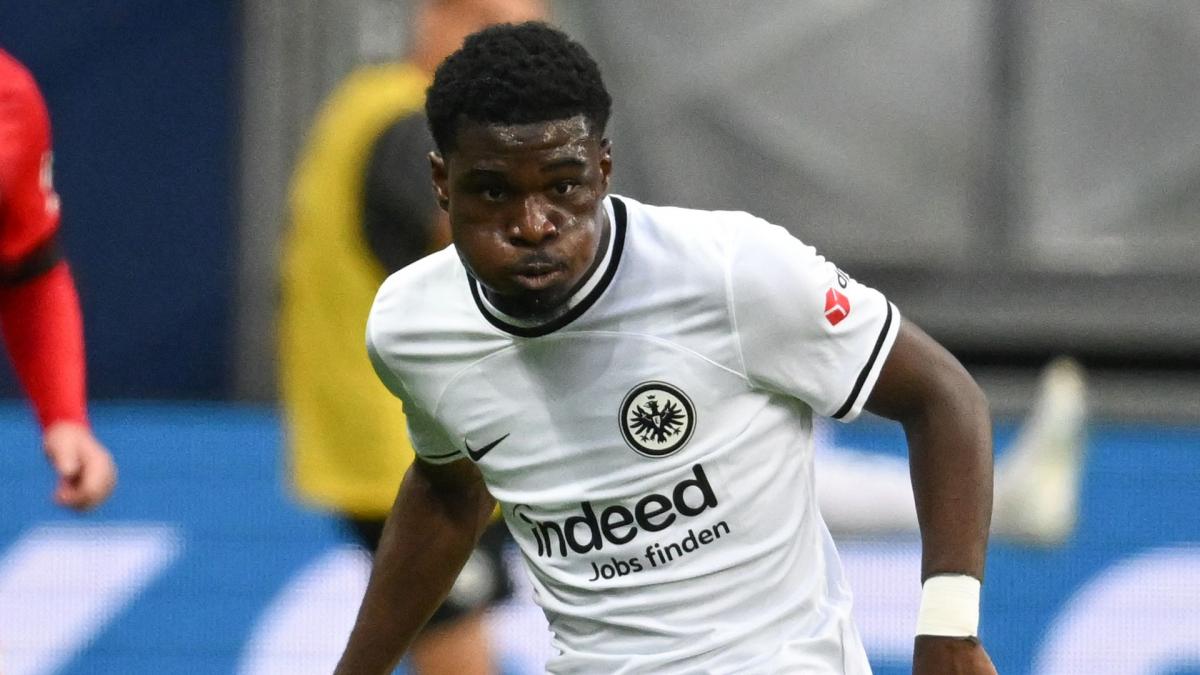 Dina-Ebimbe povestește despre ratarea transferului la AS Monaco și despre PSG-ul învingător în Champions League Fostul jucător de la Eintracht Frankfurt, Dina-Ebimbe, a vorbit recent despre experiența sa marcată de ratarea unui transfer la AS Monaco, dar și despre diferențele dintre echipa sa de la Paris Saint-Germain și cea care a triumfat în Champions League