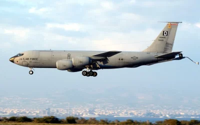 Primele avioane-cisternă americane au aterizat în România, pe fondul tensiunilor din Orientul Mijlociu Trei avioane-cisternă Boeing KC-135 Stratotanker ale Statelor Unite ale Americii au aterizat la Baza 90 Otopeni, marcând o prezență militară sporită a SUA în România