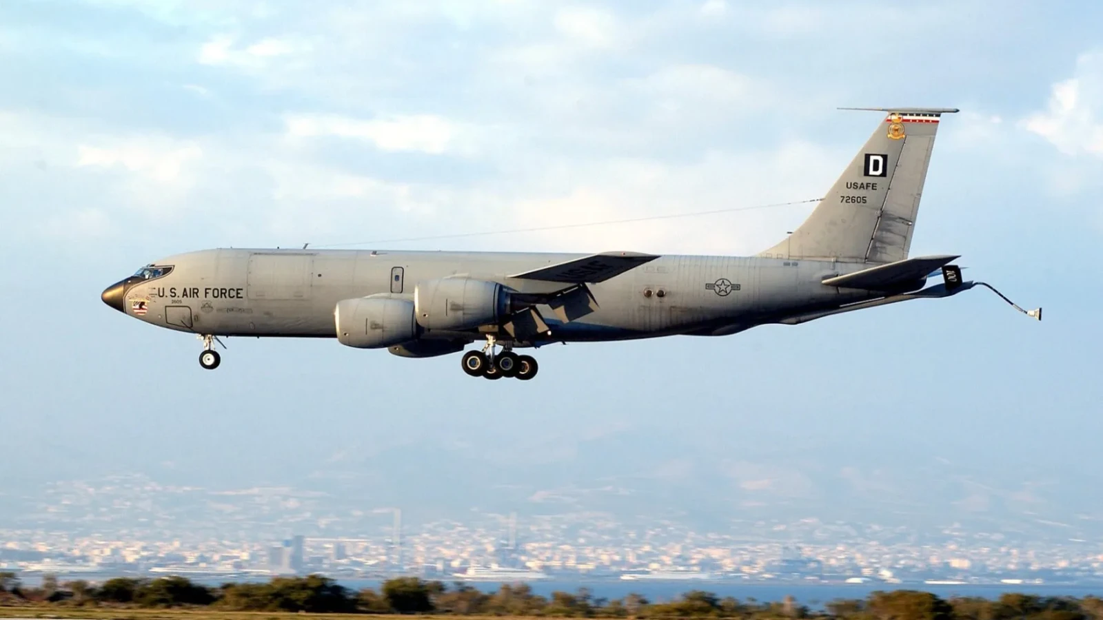 Primele avioane-cisternă americane au aterizat în România, pe fondul tensiunilor din Orientul Mijlociu Trei avioane-cisternă Boeing KC-135 Stratotanker ale Statelor Unite ale Americii au aterizat la Baza 90 Otopeni, marcând o prezență militară sporită a SUA în România