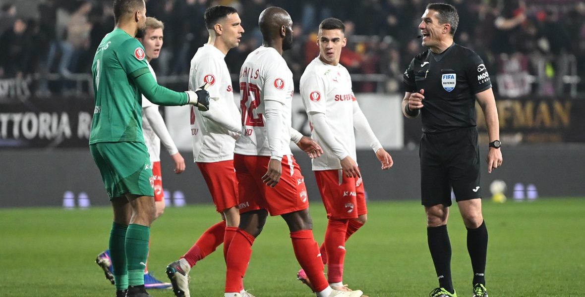 Istvan Kovacs, în pericolul de a rata finalul de sezon după o greșeală majoră în derby-ul Rapid – Dinamo Arbitrul român de clasă internațională Istvan Kovacs riscă o suspendare severă din partea Comisiei Centrale a Arbitrilor (CCA), după o eroare majoră comisă în timpul derby-ului Rapid – Dinamo, disputat în prima etapă a play-off-ului Ligii 1
