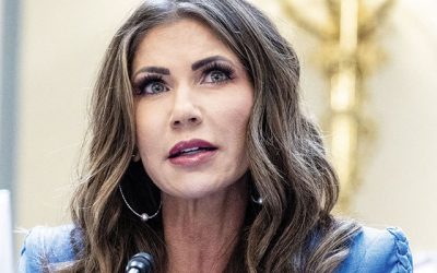 Kristi Noem, secretara pentru securitate internă a lui Donald Trump, demisă pe fondul controverselor Donald Trump a demis-o pe Kristi Noem din funcția de secretar pentru securitate internă