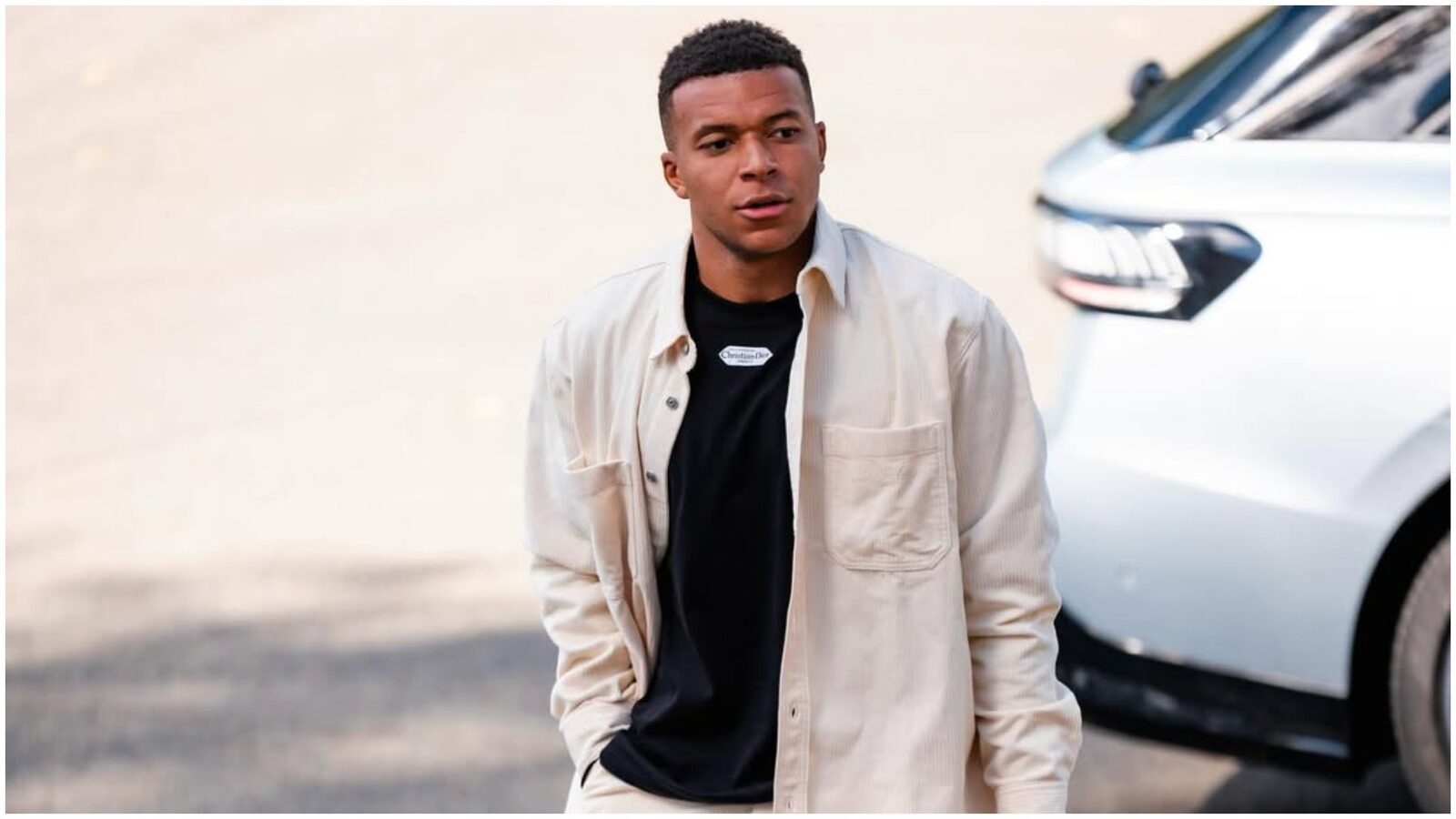 Mbappe a obținut permisul de conducere la 27 de ani și conduce un bolid de lux Vedeta echipei Real Madrid, Kylian Mbappe, a obținut permisul de conducere la vârsta de 27 de ani, o realizare importantă pentru fotbalist