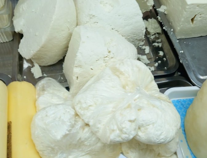 Plafonarea adaosurilor comerciale la alimente de bază, prelungită de Guvern Guvernul a decis să prelungească măsura de plafonare a adaosurilor comerciale pentru o serie de produse alimentare de bază