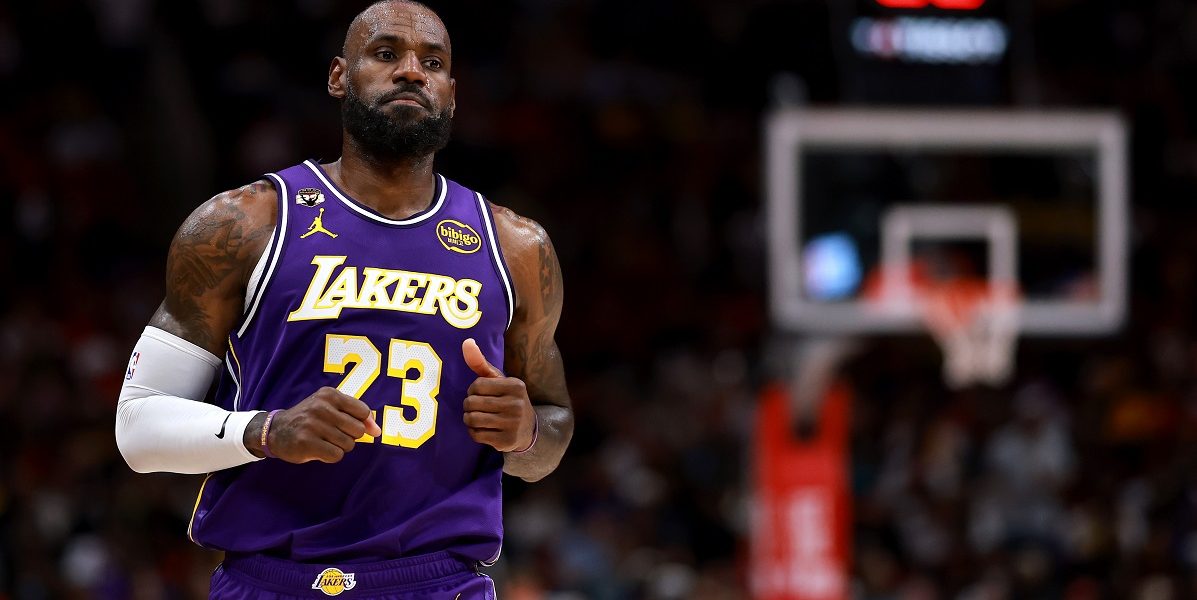 LeBron James egalează recordul lui Kareem Abdul-Jabbar la numărul de victorii în NBA Starul echipei Los Angeles Lakers, LeBron James, a egalat un nou record important în istoria baschetului nord-american, ajungând la un număr de 1.228 de victorii în NBA, performanță deținută anterior de legenda Kareem Abdul-Jabbar