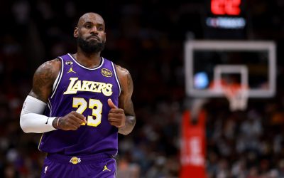 LeBron James egalează recordul lui Kareem Abdul-Jabbar la numărul de victorii în NBA Starul echipei Los Angeles Lakers, LeBron James, a egalat un nou record important în istoria baschetului nord-american, ajungând la un număr de 1.228 de victorii în NBA, performanță deținută anterior de legenda Kareem Abdul-Jabbar