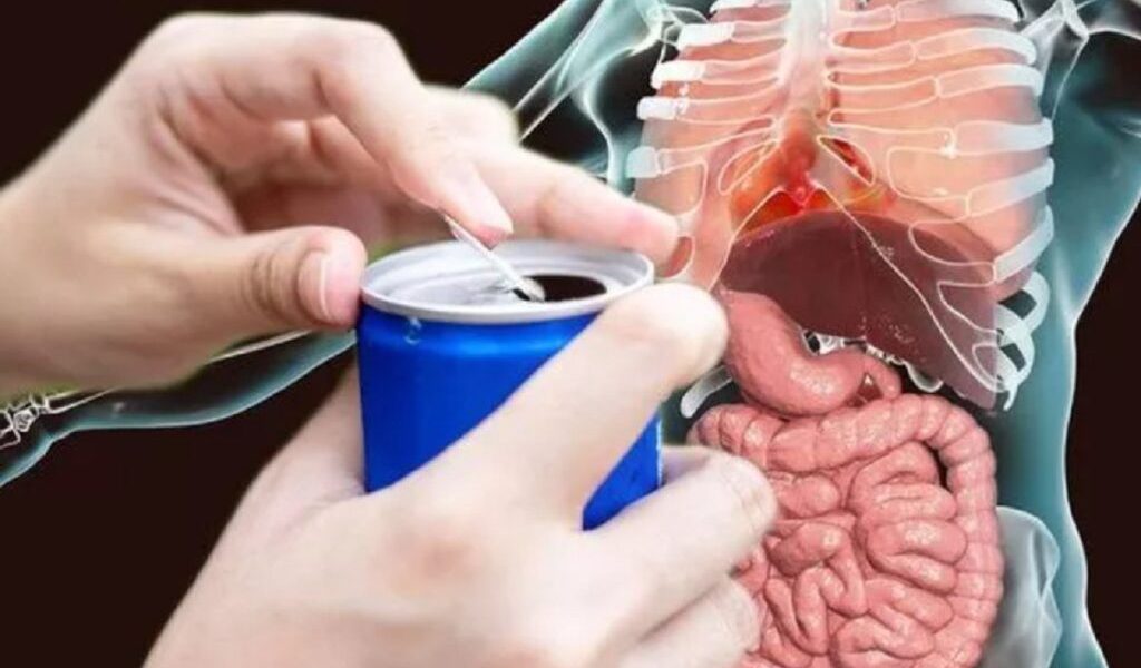 Coca-Cola, inamicul ascuns: un studiu arată efecte grave asupra sistemului imunitar și a ficatului Un studiu recent, realizat de cercetători chinezi, pune sub semnul întrebării siguranța consumului de Coca-Cola, atât în varianta clasică, cât și în cea dietetică