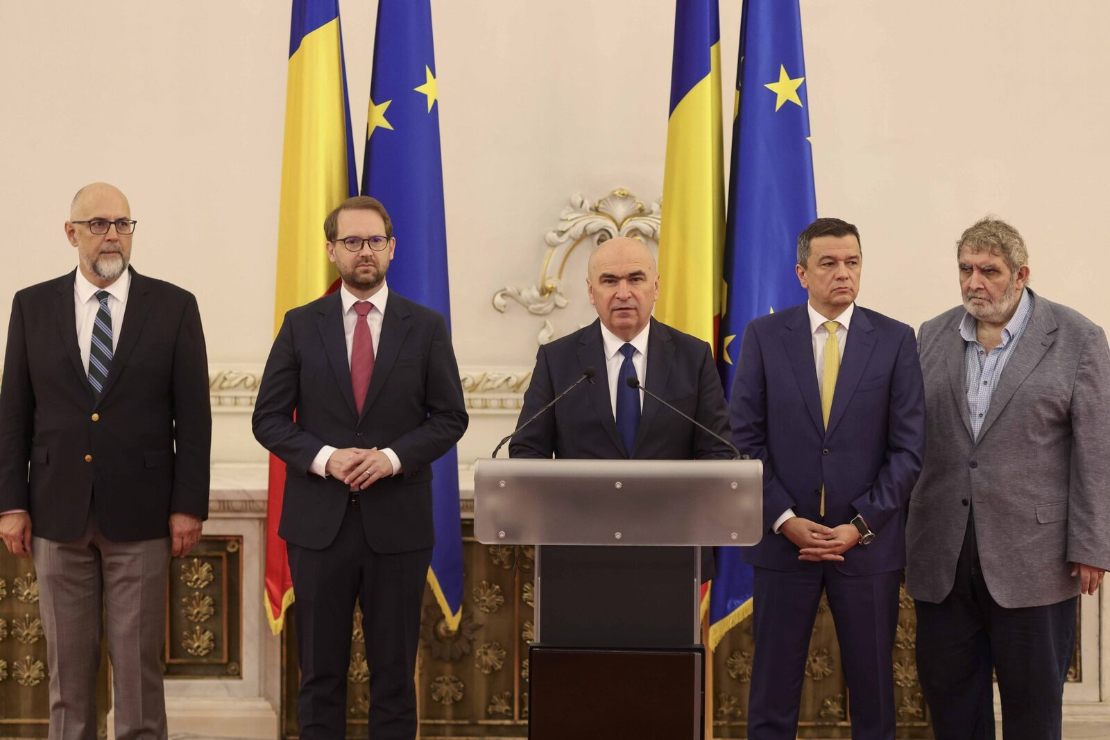 Coaliția de guvernare se reunește pentru a finaliza bugetul, tensiunile cu PSD persistă Liderii coaliției de guvernare se reunesc astăzi, de la ora 13:00, într-o nouă încercare de a finaliza proiectul bugetului de stat