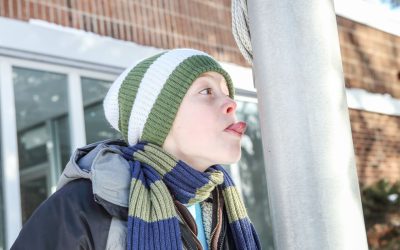 Adevărat sau fals: Rămâi lipit de un stâlp metalic înghețat dacă îl lingi?