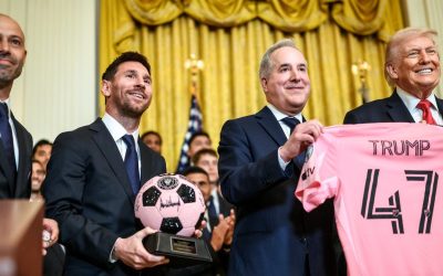 Messi, criticat pentru o aplaudarea la adresa lui Trump în contextul conflictului din Iran Starul argentinian Lionel Messi se confruntă cu critici din partea mai multor voci internaționale după ce a aplaudat discursul fostului președinte american Donald Trump, în timpul unei vizite a echipei Inter Miami la Casa Albă