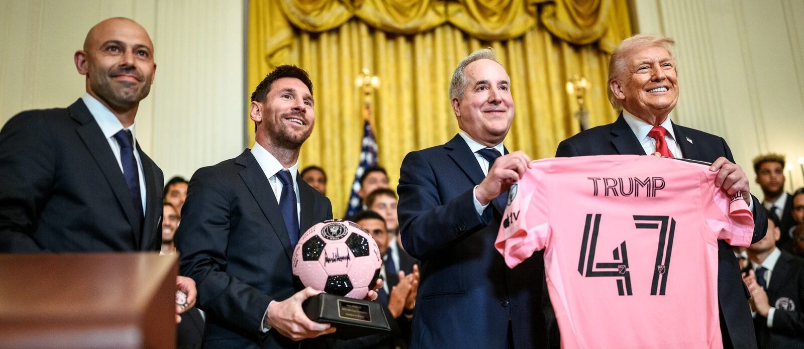Messi, criticat pentru o aplaudarea la adresa lui Trump în contextul conflictului din Iran Starul argentinian Lionel Messi se confruntă cu critici din partea mai multor voci internaționale după ce a aplaudat discursul fostului președinte american Donald Trump, în timpul unei vizite a echipei Inter Miami la Casa Albă