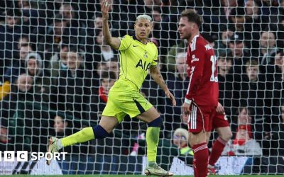 Liverpool, victorie spectaculoasă în fața lui Tottenham Hotspur într-un meci plin de goluri Liverpool a învins Tottenham Hotspur cu un scor zdrobitor într-o partidă cu multiple răsturnări de situație, demonstrând o forță ofensivă remarcabilă