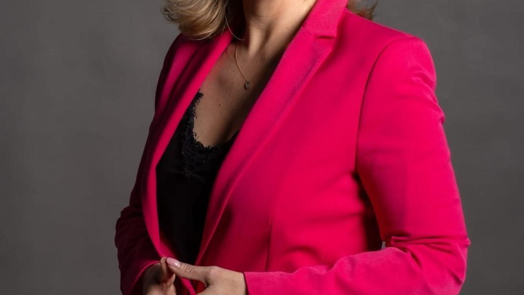 Etica, un pilon central al profesiei de relații publice În spațiul public, există adesea o percepție simplistă asupra profesiei de relații publice, văzută ca un simplu vehicul pentru „mesaje frumoase” sau „ambalaj strălucitor”