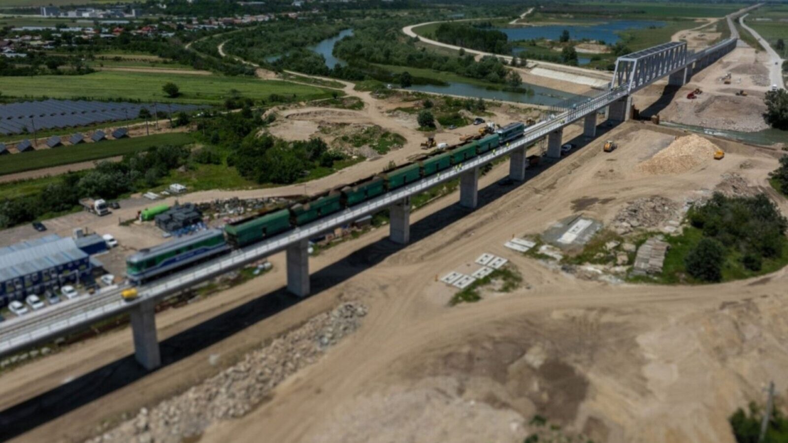Trenurile București-Giurgiu, înlocuite de autobuze cu întârzieri și bilete mai scumpe Începând de luni, 16 martie, călătorii care doreau să ajungă cu trenul de la București la Giurgiu nu mai pot face acest lucru direct