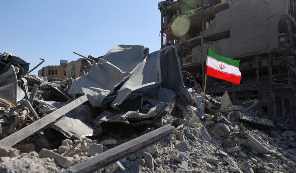 Conflictul din Orientul Mijlociu se intensifică: Iranul respinge capitularea, SUA promite bombardamente majore Președintele Iranului, Masoud Pezeshkian, a respins ferm cererea Statelor Unite privind o „capitulare necondiționată”, calificând-o drept un „vis pe care ar trebui să-l ducă în mormânt”